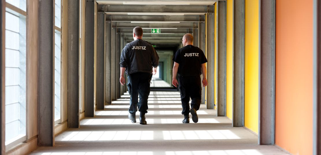 Magistrale entlang der Hafthäuser